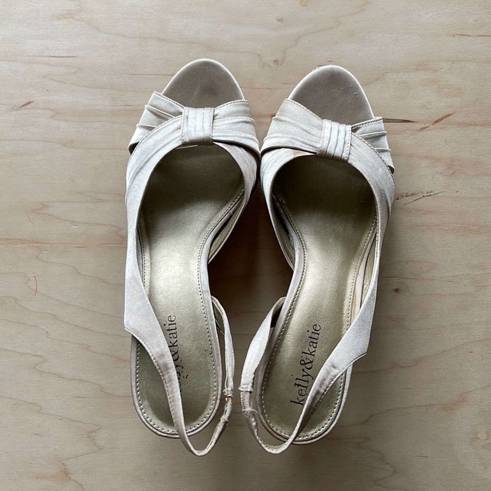 Kelly & Katie low heel. Women’s size 9. Goldish/tan
